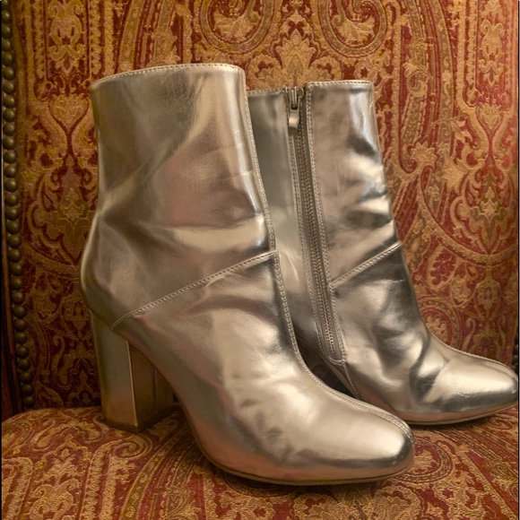 Urban outfitter. Metallic silver boots - Picture 1 of 10